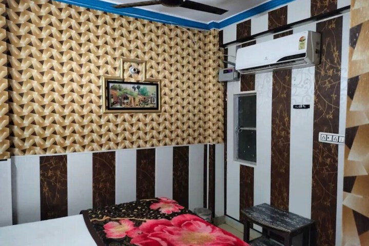 Room 6 of 12