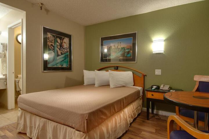 Deluxe Queen Bed (1 of 9)