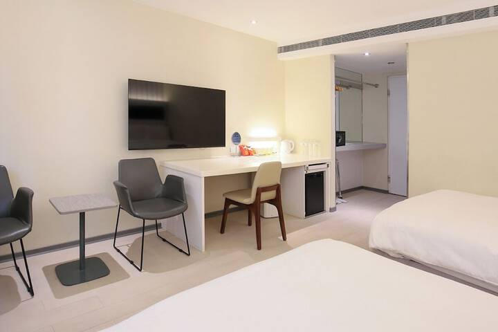 Room 21 of 49