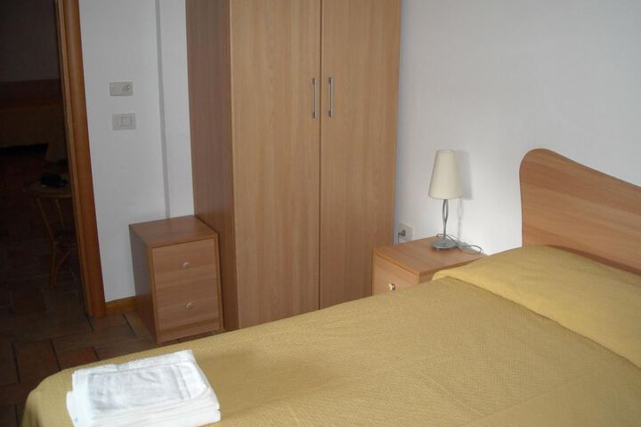 Room 3 of 52