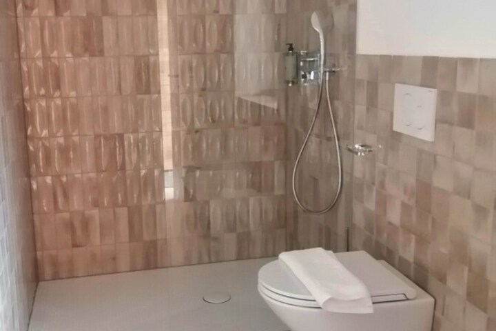 Room 16 of 120