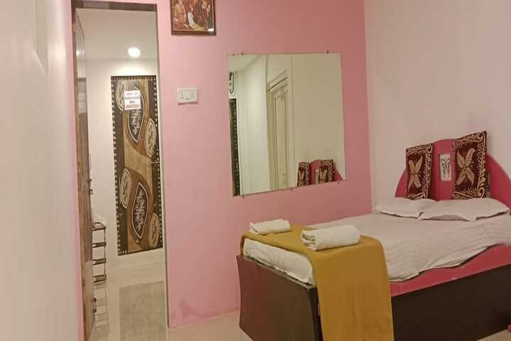 Room 8 of 28