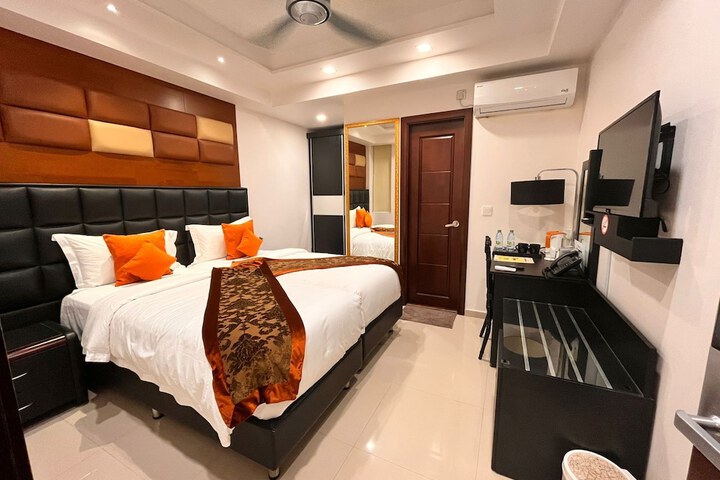 Room 12 of 114