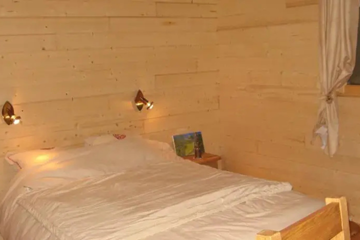 Room 4 of 8