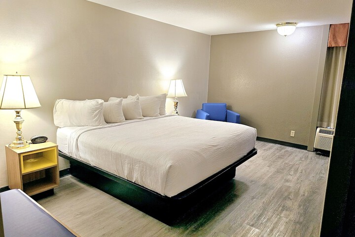 1 King Bed (5 of 16)