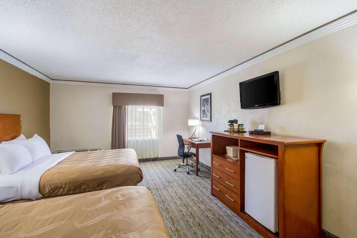 1 Queen Bed Business Room Accessible (9 of 18)