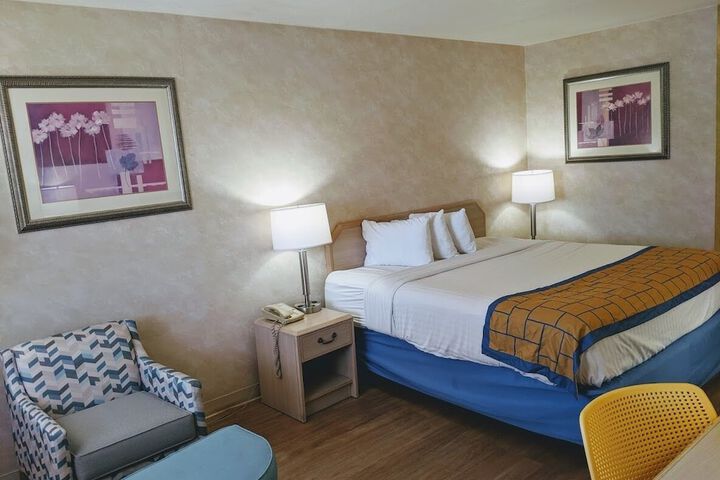 1 King Bed (2 of 5)