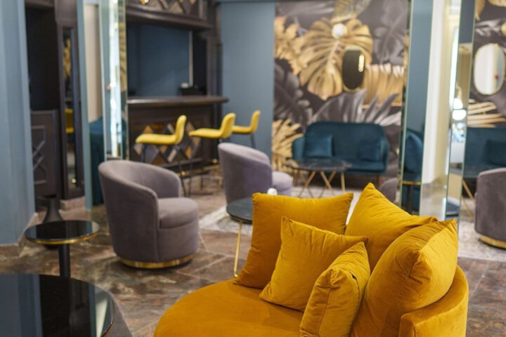 Lounge 75 of 102