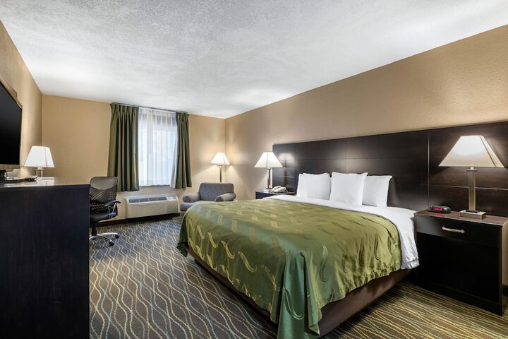 1 Queen Bed (14 of 18)