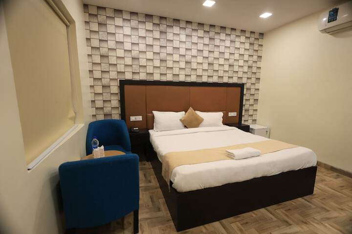 Room 8 of 28