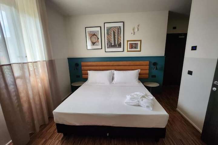 Room 16 of 42