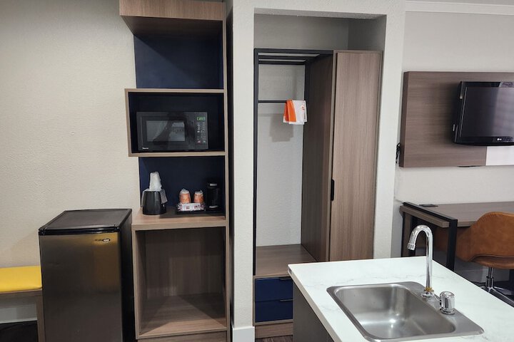 1 Queen Bed Accessible (8 of 15)