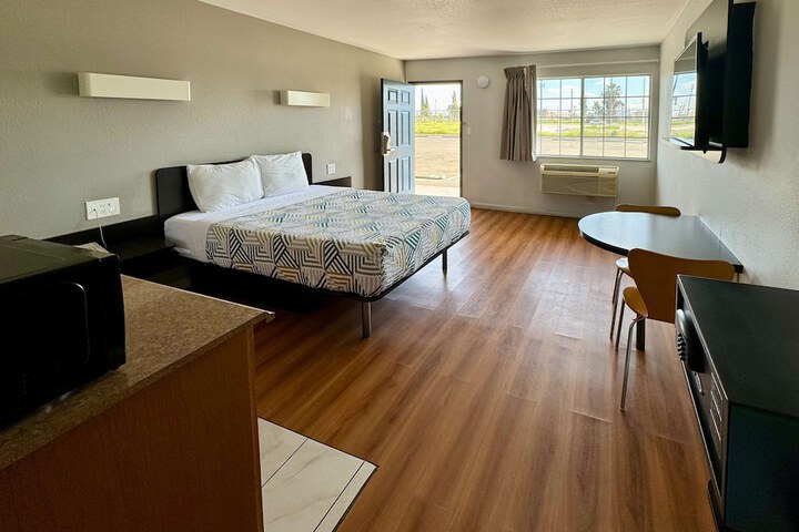 1 Queen Bed Micfridge (1 of 37)
