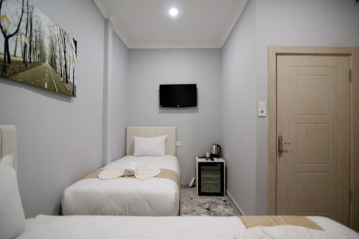 Room 33 of 83