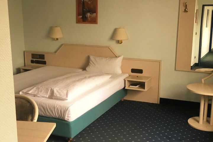 Room 7 of 16