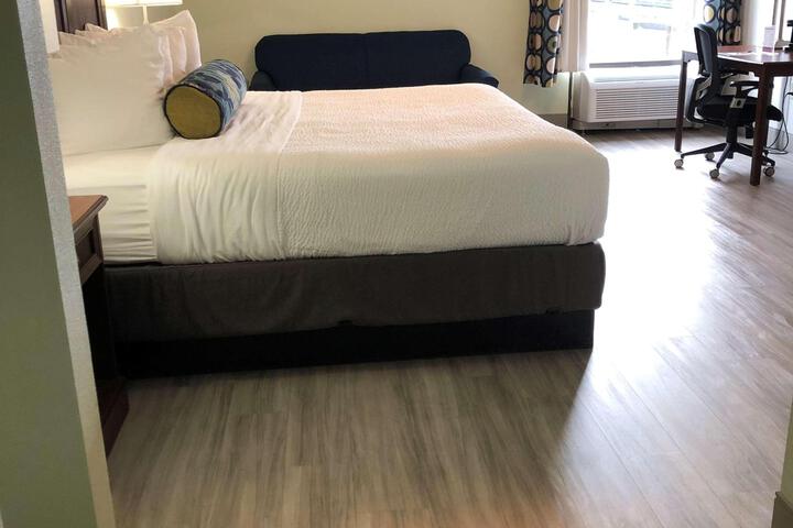 Accessible 1 King Accessible Roll in Shower Sofa Bed Full Breakfast (14 of 26)