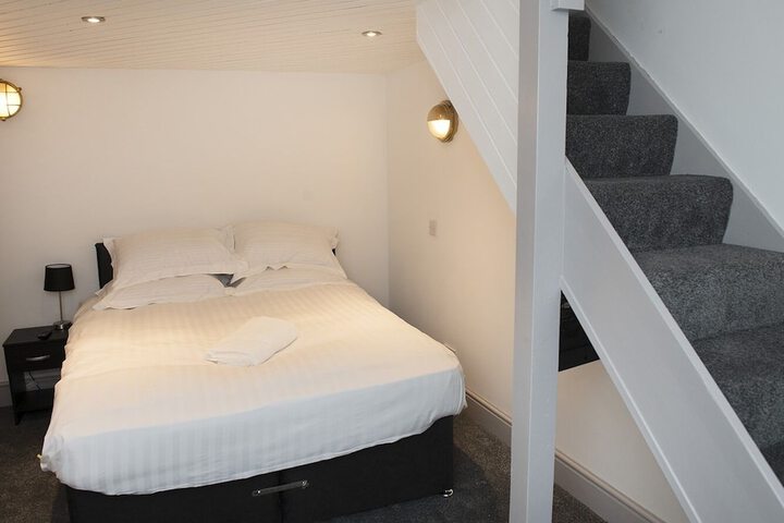 Room 4 of 25