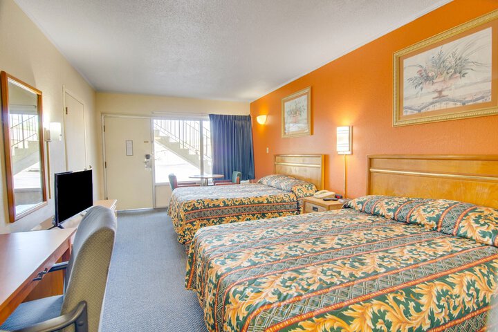 2 Double Beds (11 of 11)