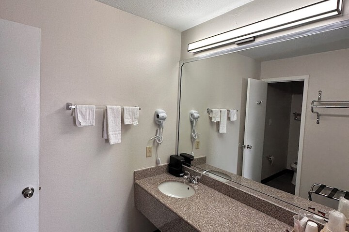 Room 7 of 9