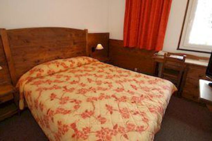 Room 9 of 38