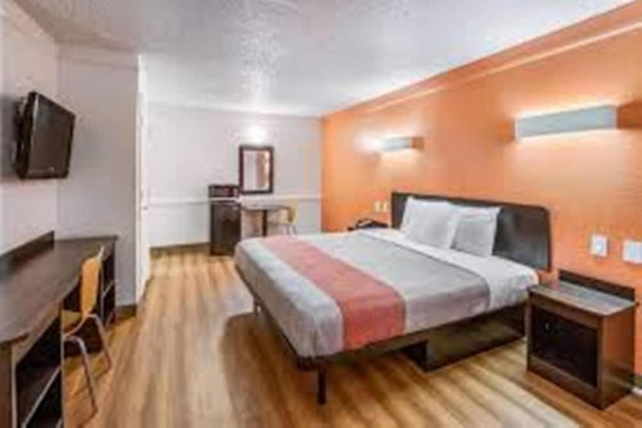 1 King Bed (13 of 16)