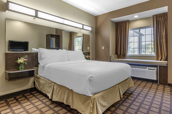 1 Queen Bed Mobility Hearing Impaired Accessible Room (2 of 14)