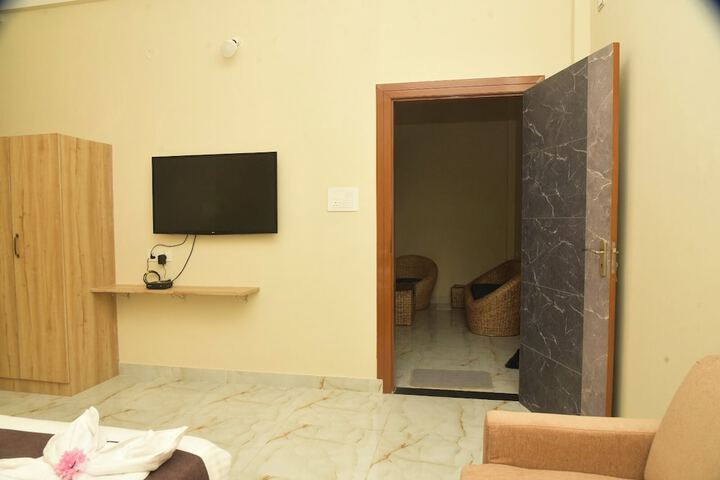 Room 8 of 16