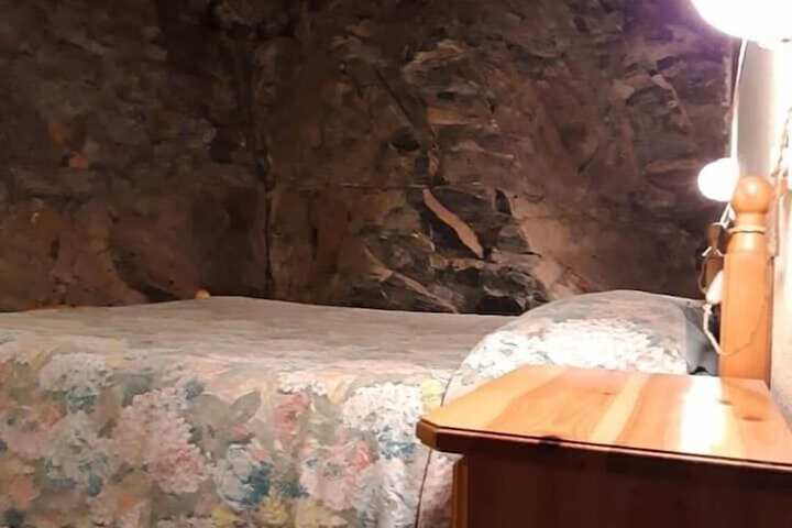 Room 6 of 9