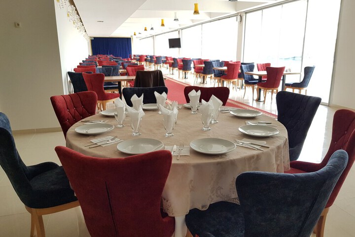 Dining 11 of 13