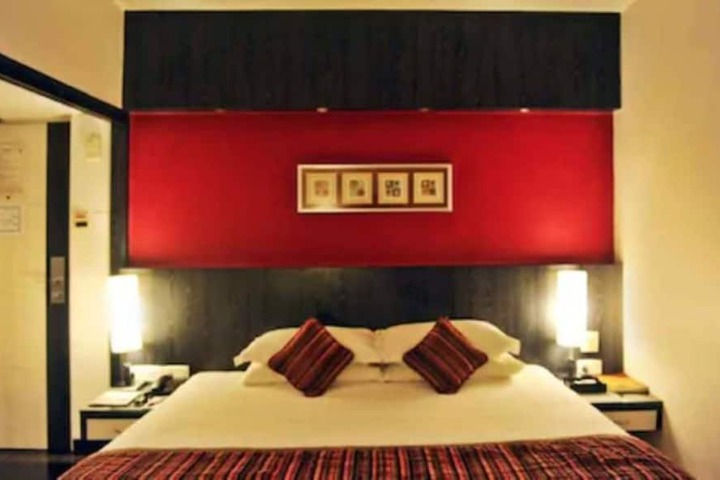 Room 6 of 18