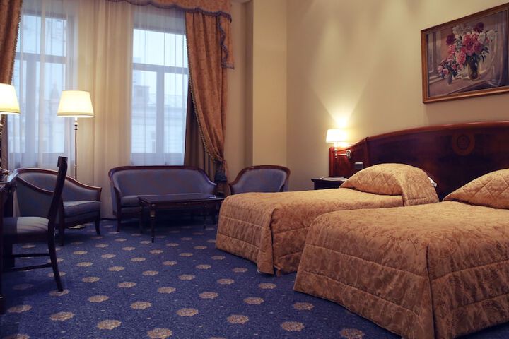 Room 8 of 90