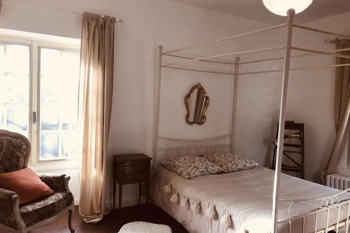 Room 4 of 10
