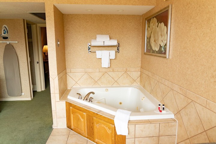1 King Bed Refrigerator, Microwave (7 of 11)