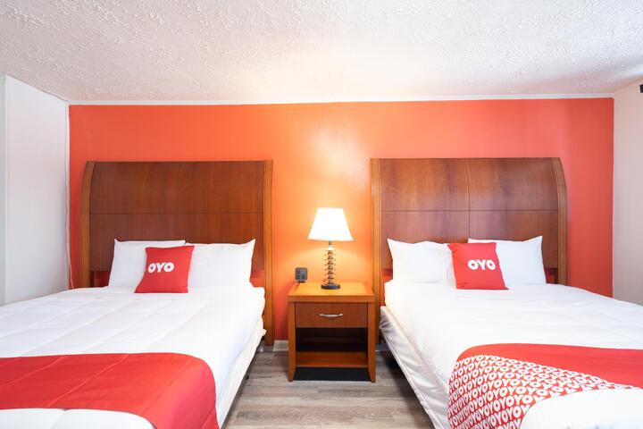 1 Queen Bed (5 of 13)