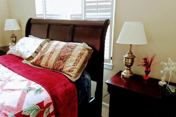 Room 2 of 10