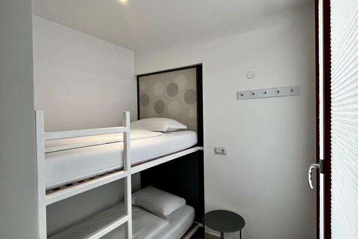 Room 10 of 96
