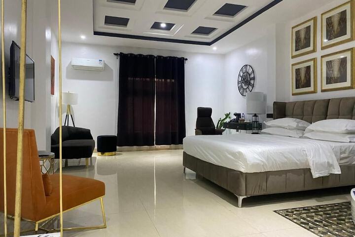 Room 7 of 33