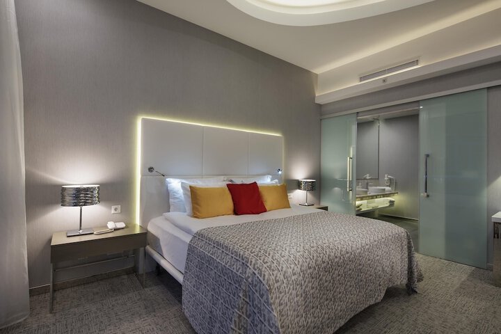 Room 28 of 303