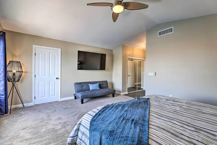 Exterior of Beautiful Lakefront Peoria Home w / Community Pool