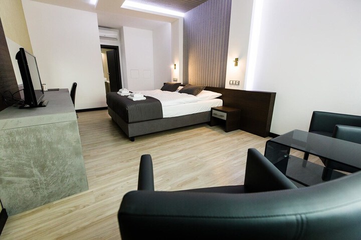 Room 11 of 32