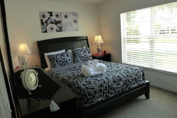 Room 5 of 9