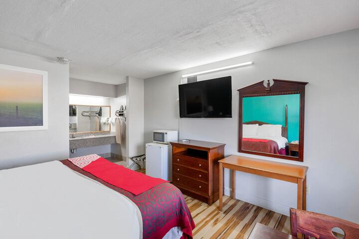 1 King Bed Accessible (7 of 17)