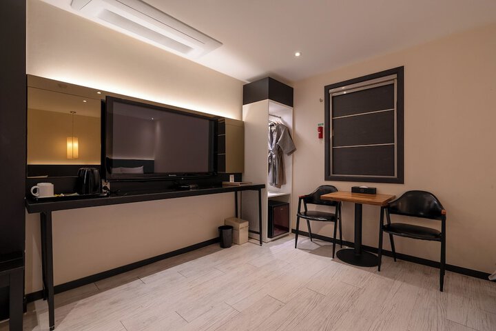 Room 9 of 39