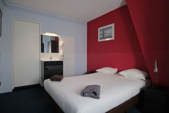 Room 5 of 82