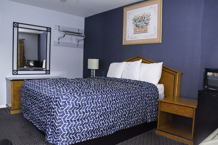 1 Queen Bed (10 of 15)