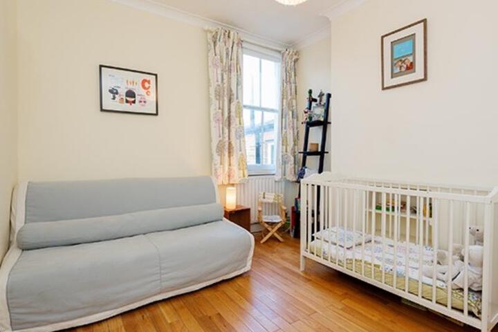 Veeve FrenchStyle 3 Bed Home Townmead Road Fulham