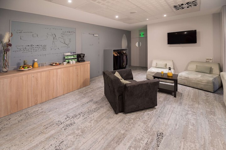 Guest Lobby