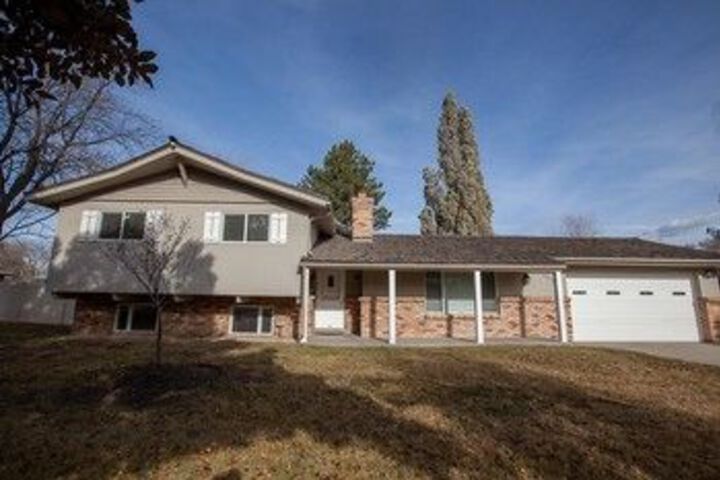 Exterior of 4BR 2BA Exceptional House with Hot Tub Close to Ski Resorts by RedAwni
