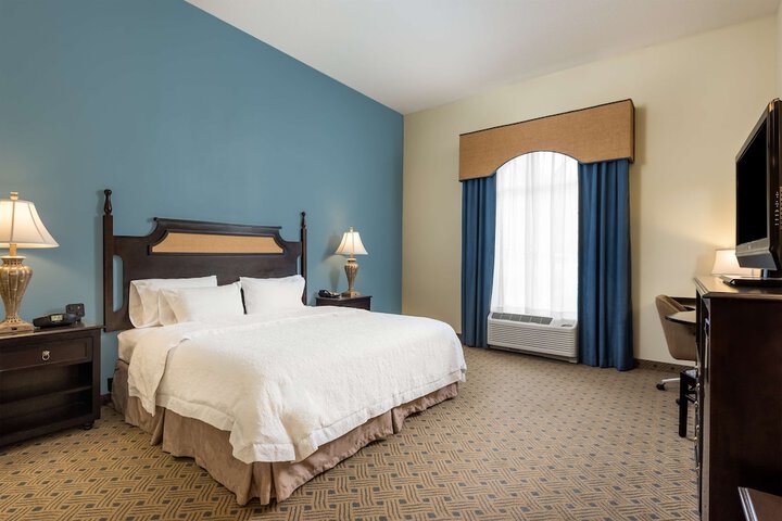 Studio Accessible King Size Bed (1 of 17)