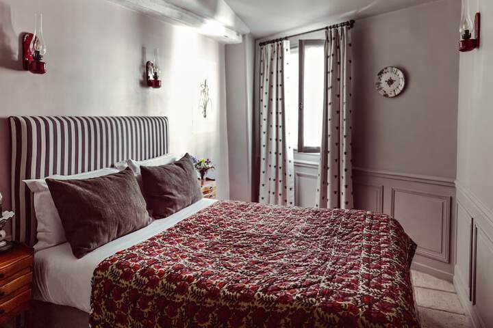 Room 27 of 72